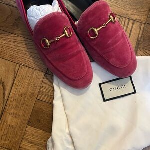 Pink velvet gucci loafers. Great condition. Size 38. Includes box & dust bag